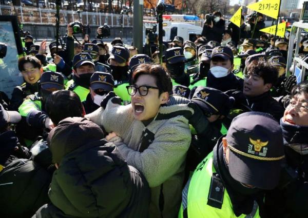 韩国农民与警察发生冲突，抗议狗肉禁令