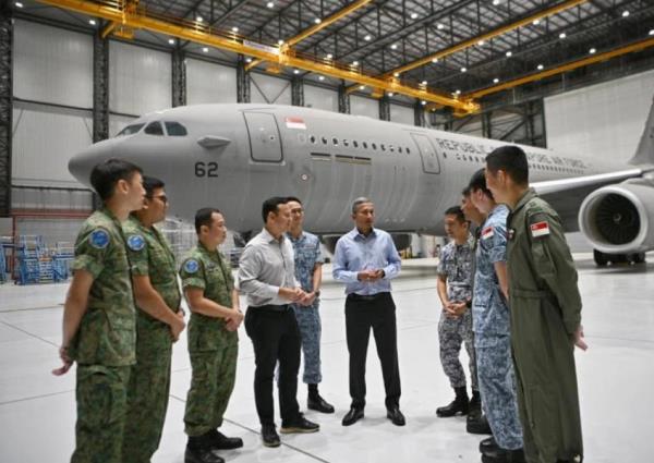 为加沙平民运送药品和食品等物资的皇家空军飞机离开新加坡