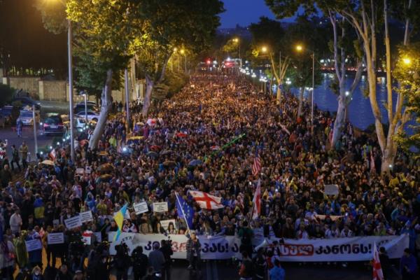 数千人在第比利斯集会反对“外国影响”法案